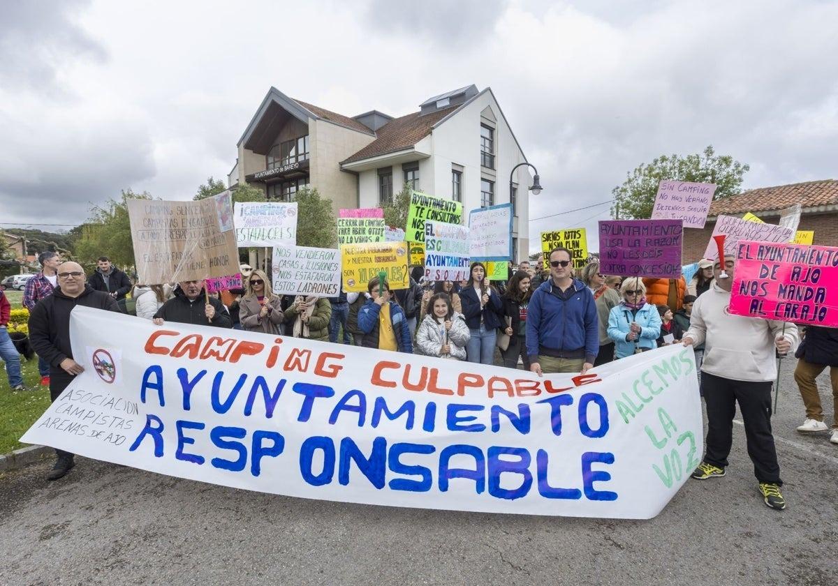 Los manifestantes portaban una pancarta donde señalaban la culpabilidad tanto de los dueños como del Ayuntamiento.