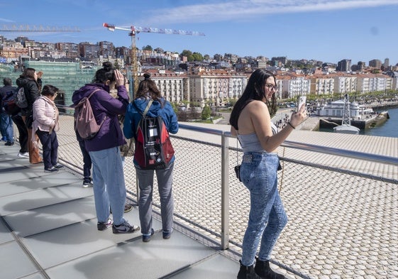Turistas en las terrazas del Centro Botín durante estos días festivos.