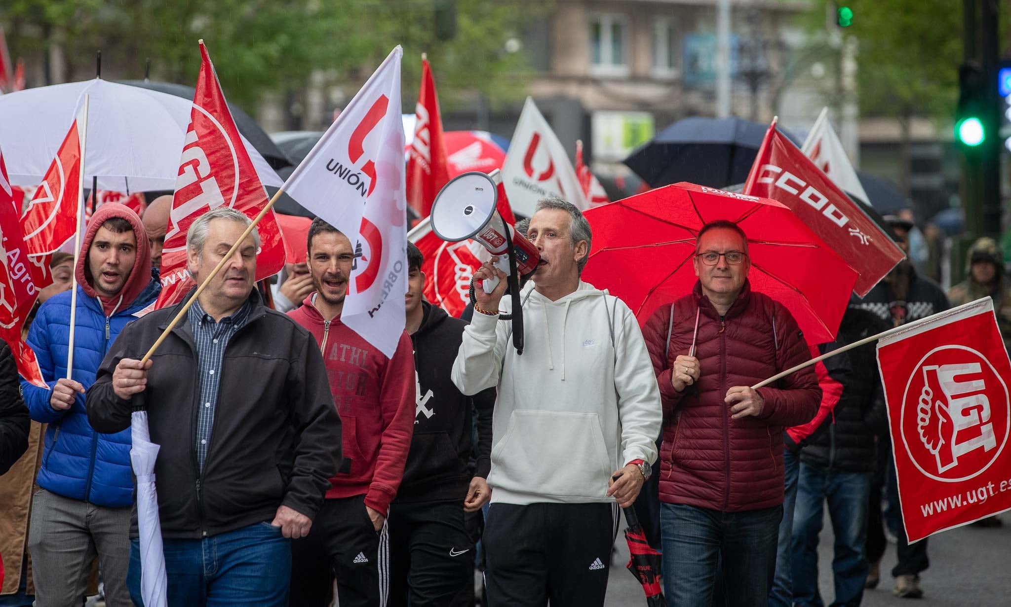 Los trabajadores desafiaron a la lluvia durante la protesta.