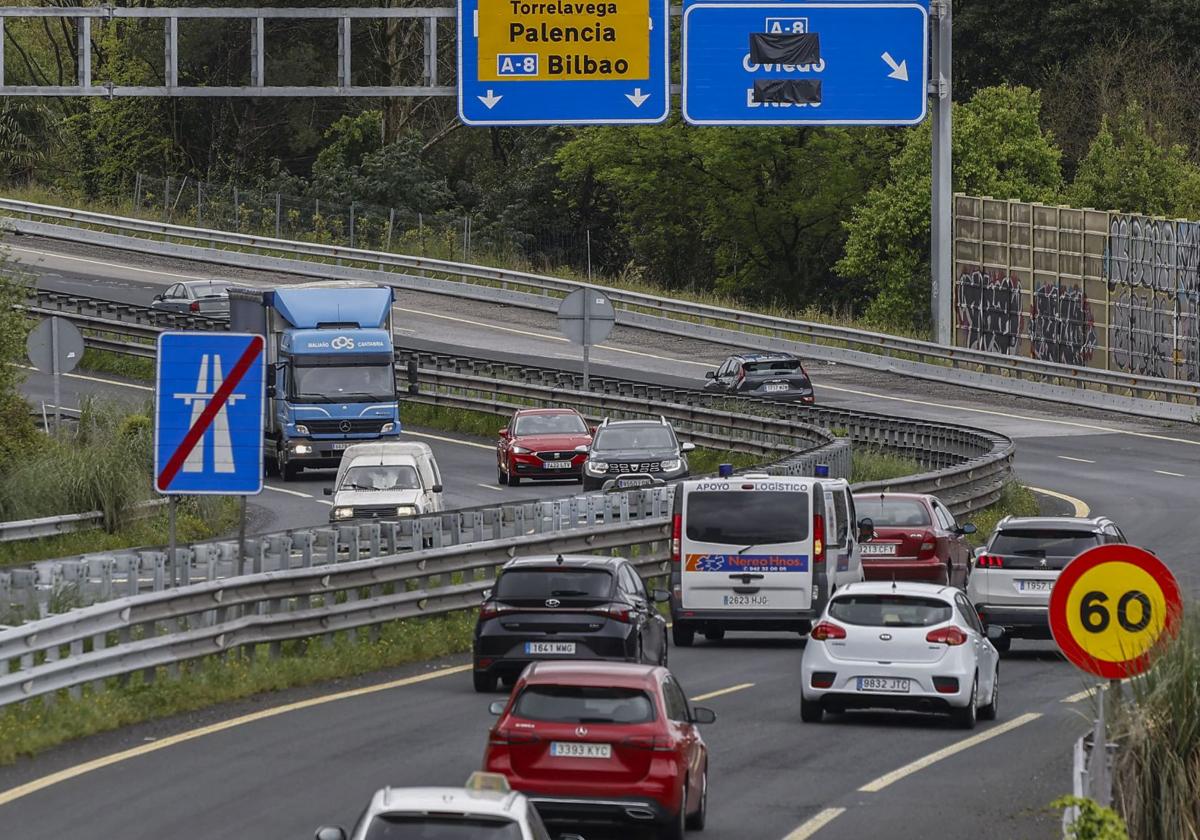 La operación retorno de Semana Santa y un accidente provocan retenciones en la A-8 en Torrelavega