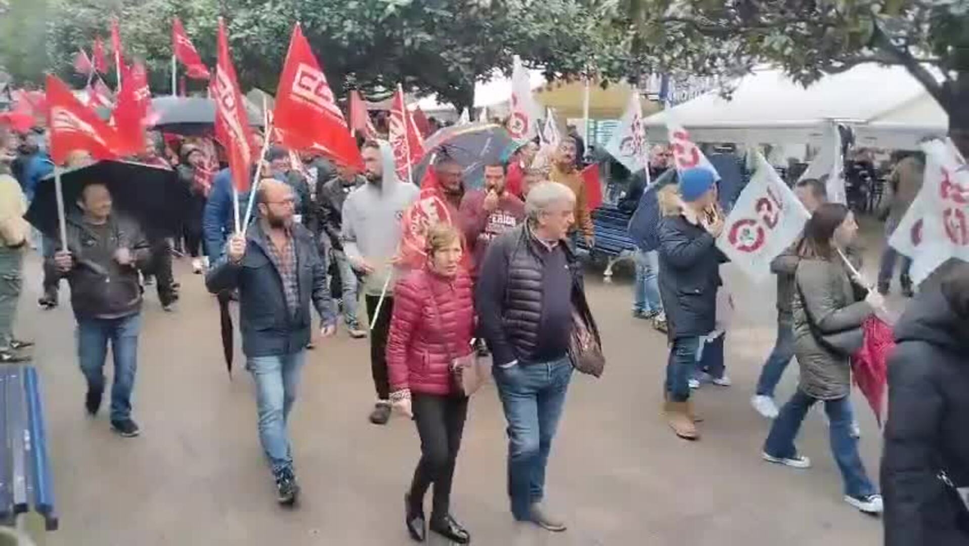 Casi 2.000 personas desafían a la lluvía contra «la arrogancia» de la patronal del metal