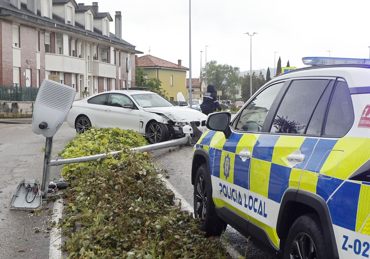 Pierde el control del coche y se estampa contra una farola y la mediana en Torrelavega