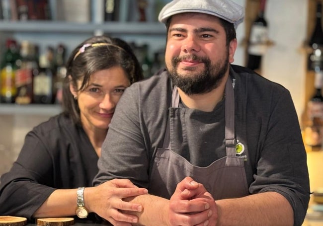 Mónica Calderón y Borja Mier son responsables del restaurante La Pradera, en el pueblo de Ruiseñada (Comillas).
