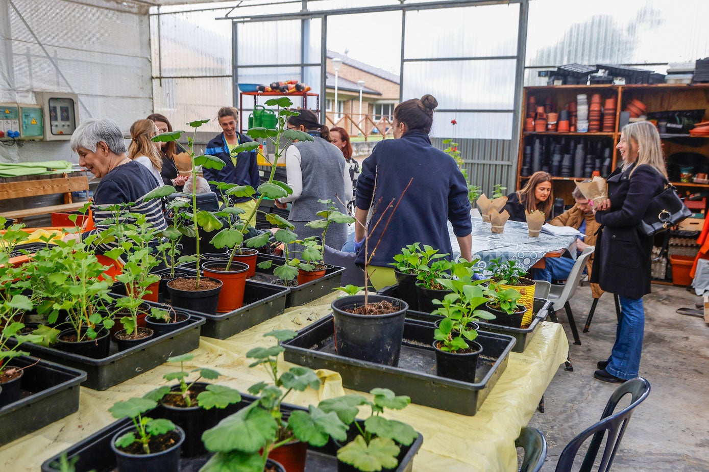 La consejera se rinde a la labor del personal público y avanza la creación de un parque de ocio y ejercicio en la zona ajardinada.