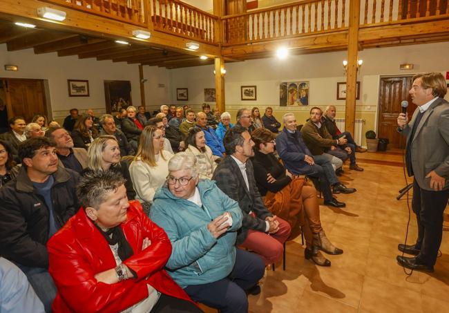 En casa. Pablo Diestro arrancó su campaña en la Casa de Juntas de Puente San Miguel con un grupo de militantes, exdirigentes como Francisco Martín y Jesús Oria y alcaldes.
