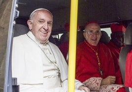 El Papa Francico junto al sacerdote cántabro Carlos Osoro en una imagen de archivo.