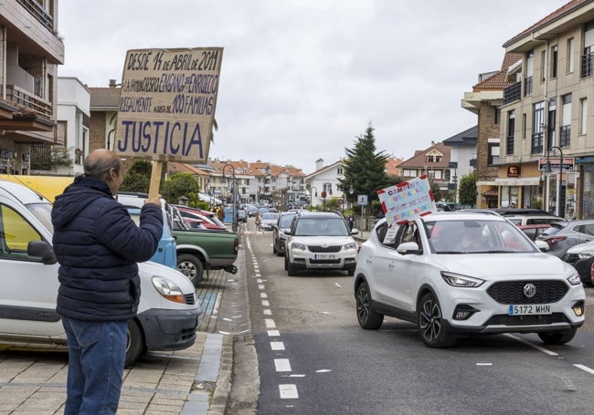 La caravana de vehículos recorre las calles del municipio.