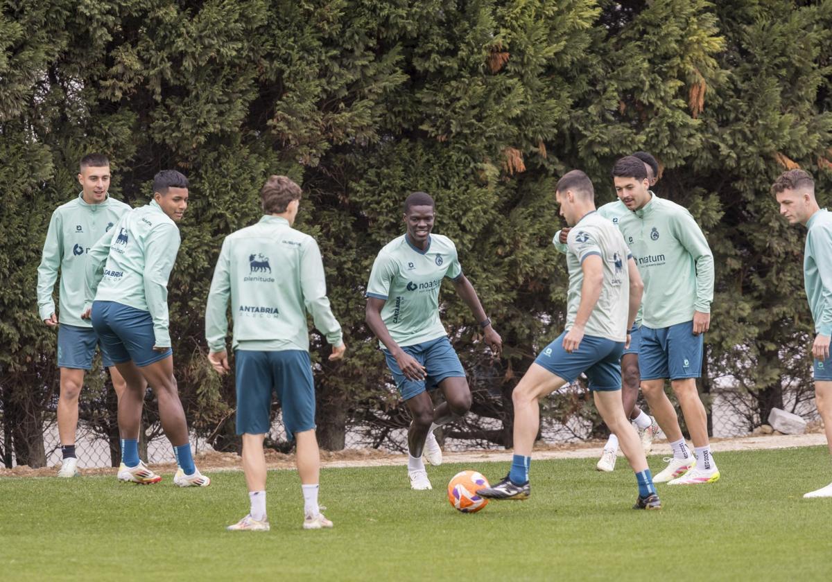 El Racing vuelve al trabajo y solo piensa en el Deportivo