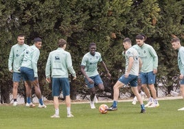Maguette, en el centro de un rondo en un entrenamiento.