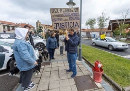 La manifestación de los afectados por el cierre parcial del Camping Arenas de Ajo, en imágenes