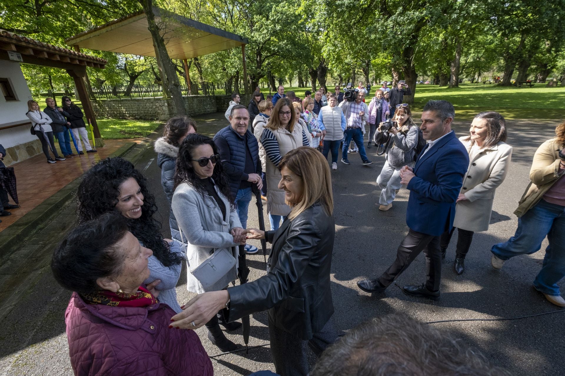 La presidenta y el alcalde comenzaron el acto saludando a los vecinos de San Martín de Toranzo.