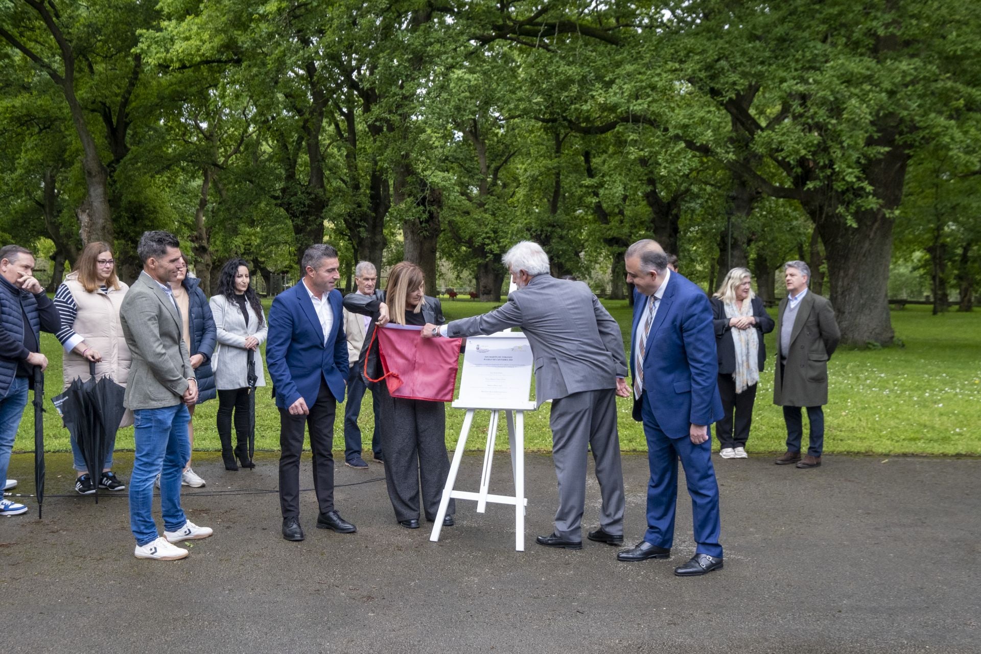 El alcalde pedáneo y la presidenta de Cantabria descubren la placa conmemorativa del Pueblo de Cantabria 2024.