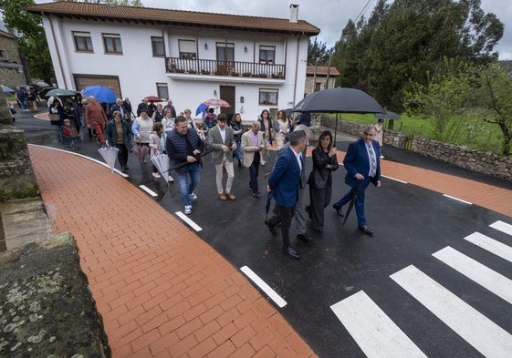 Las autoridades recorren con los vecinos las actuaciones en San Martín de Toranzo.