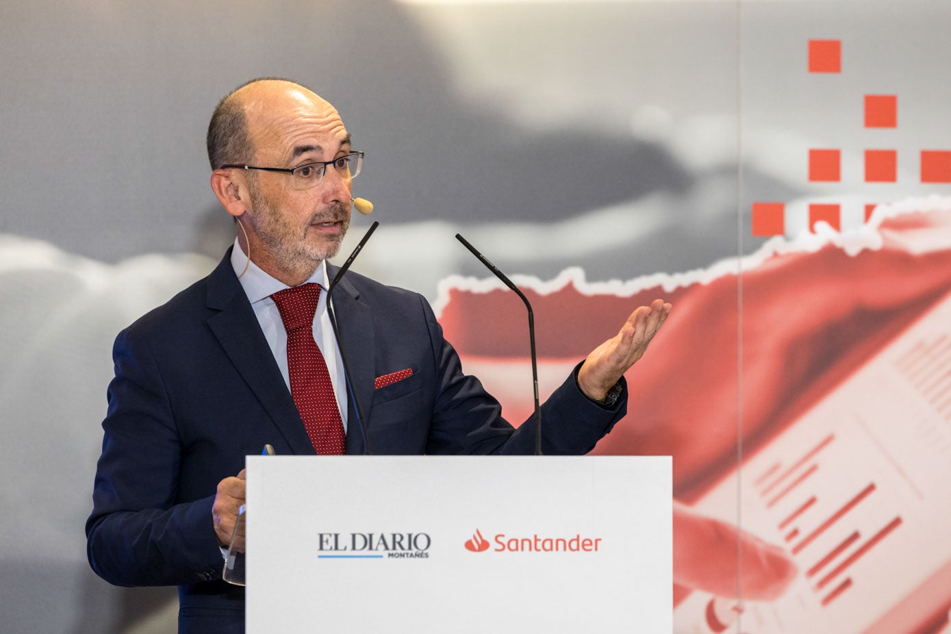 Salvador Marín, director general del Servicio de Estudios del Consejo General de Economistas de España, ha tomado la palabra durante la presentación.