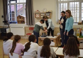 El alcalde de Piélagos, Carlos Caramés, visita un aula del programa de conciliación.