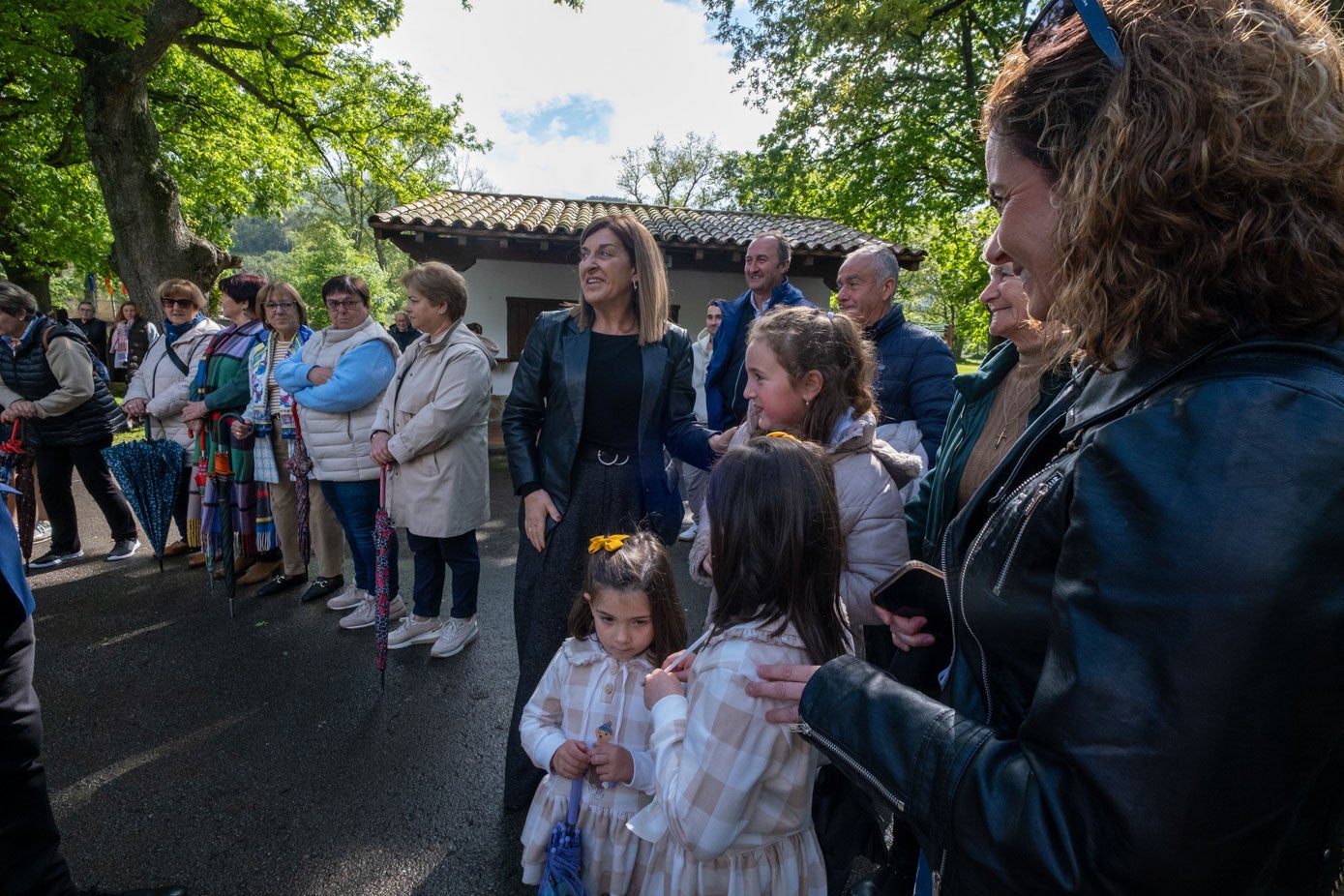 La presidenta, previo al acto, charlando con vecinos.