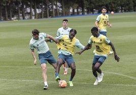 Lago Junior conduce el balón con la oposición de Javi Montero, a la izquierda, y Maguette.