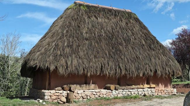 Imagen después - En la imagen de la izquierda se ve cómo estaba una de las cabañas en 2019 y a la derecha cómo están quedando tras las últimas obras.