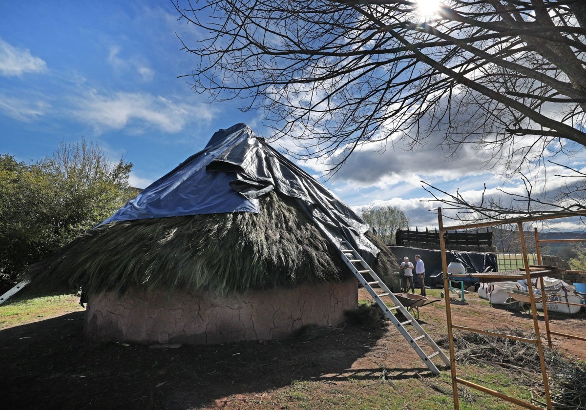 Operarios realizan los últimos retoques sobre uno de los techos de las cabañas.