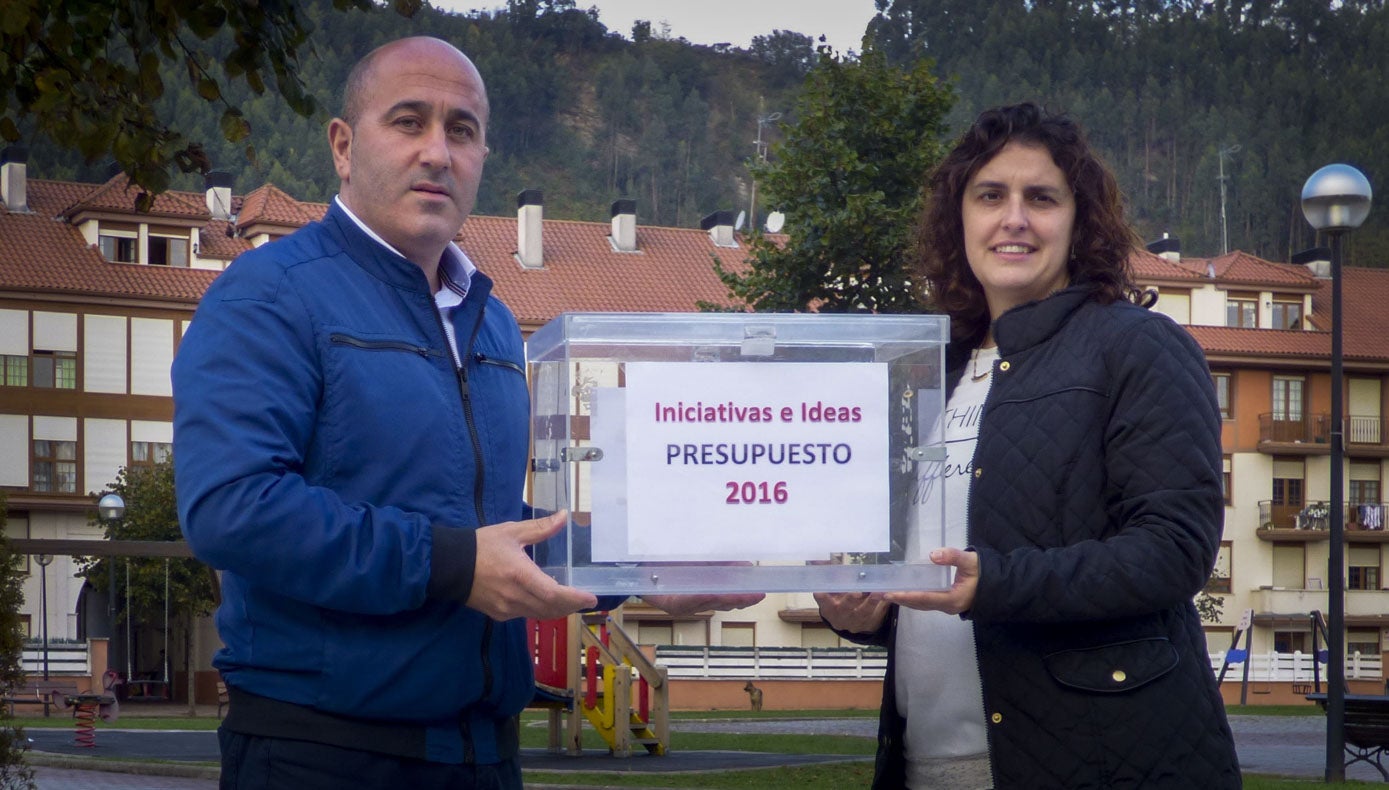 Junto a su futura sucesora, durante la presentación de la campaña para recoger propuestas ciudadanas para los presupuestos municipales de 2016.