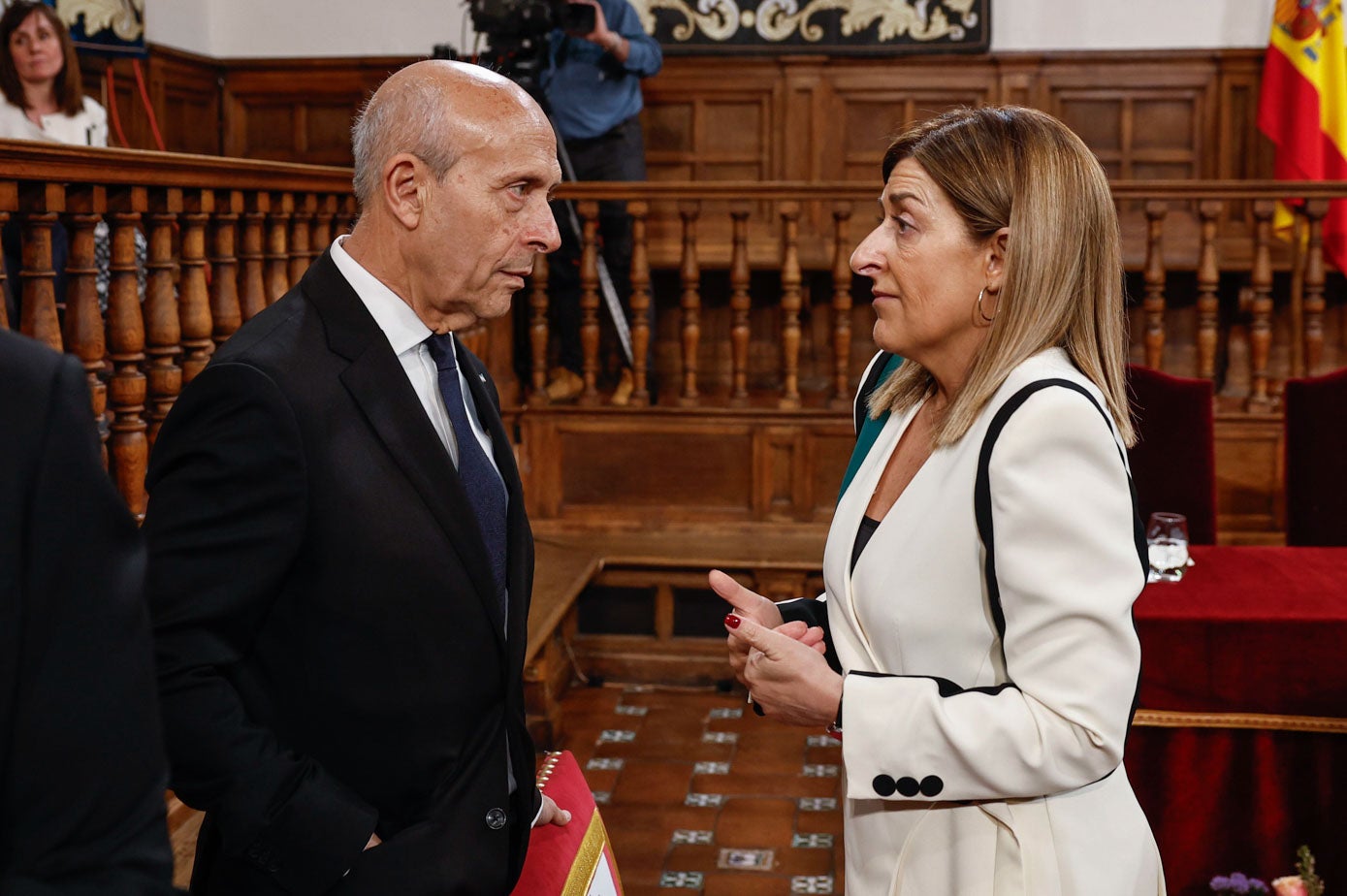 El exministro de Educación, Cultura y Deporte, José Ignacio Wert, charla con la presidenta de Cantabria, María José Sáenz de Buruaga.