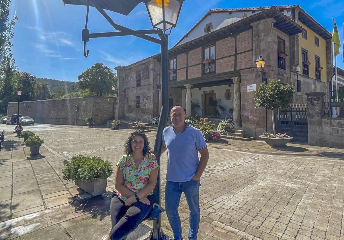 Cueto y Molleda, frente al Ayuntamiento de Cartes.