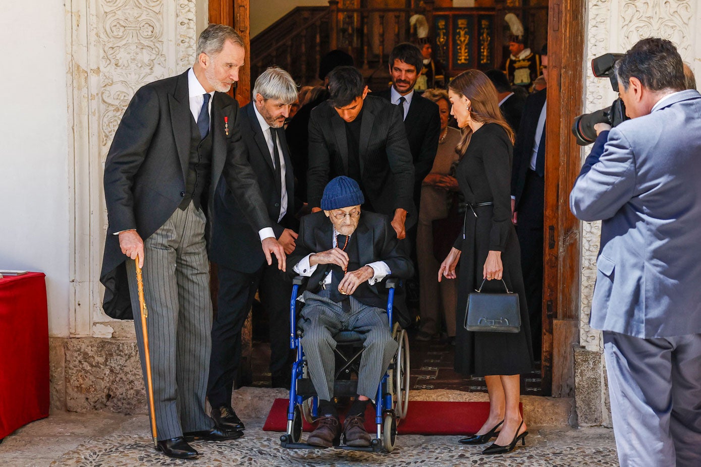 Álvaro Pombo a su salida del paraninfo tras recibir el Cervantes.