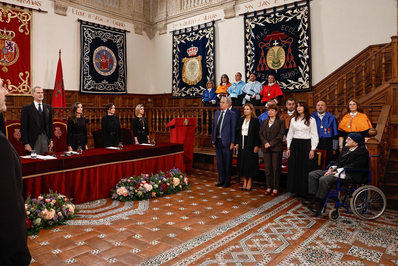 Los Reyes han presidido la ceremonia en la que Álvaro Pombo, de 85 años, se ha convertido en el tercer hombre de letras de Cantabria en recibir el Premio Cervantes, tras la estela de los poetas Gerardo Diego (ex aequo con Jorge Luis Borges en 1979) y José Hierro (1998).