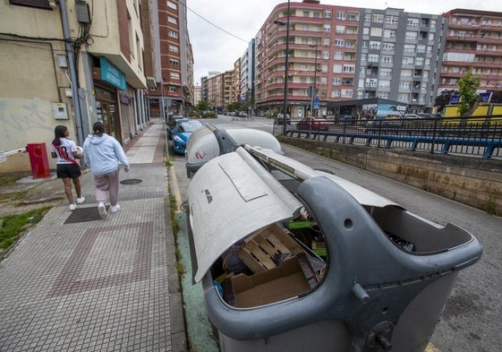 Varios contenedores de basura en Maliaño.