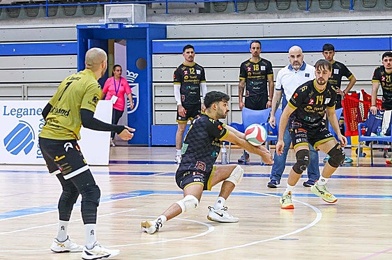 Ruda recepciona una bola en el encuentro ante el Leganés