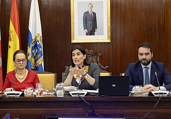 La concejala de Medio Ambiente, Margarita Rojo, la alcaldesa de Santander, Gema Igual, y el concejal de Economía, Javier García, este jueves, durante el pleno del Ayuntamiento de Santander.