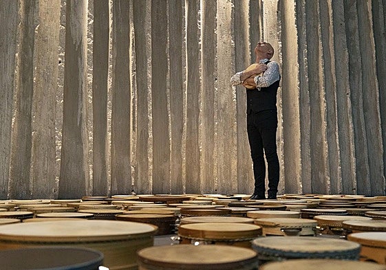 El músico, cantante y docente coruñés con su instrumento base, la pandereta.