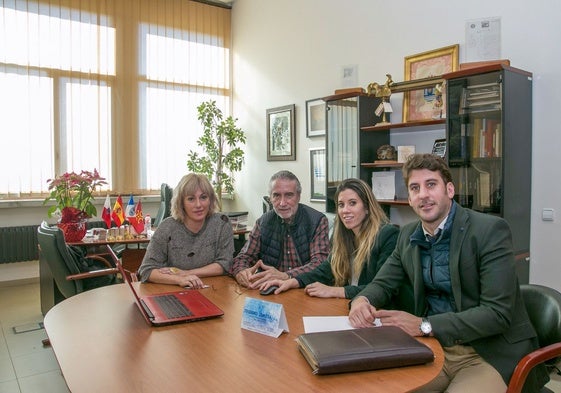 La alcaldesa y el concejal de Hacienda revisan el funcionamiento del nuevo sistema junto a personal de la empresa.