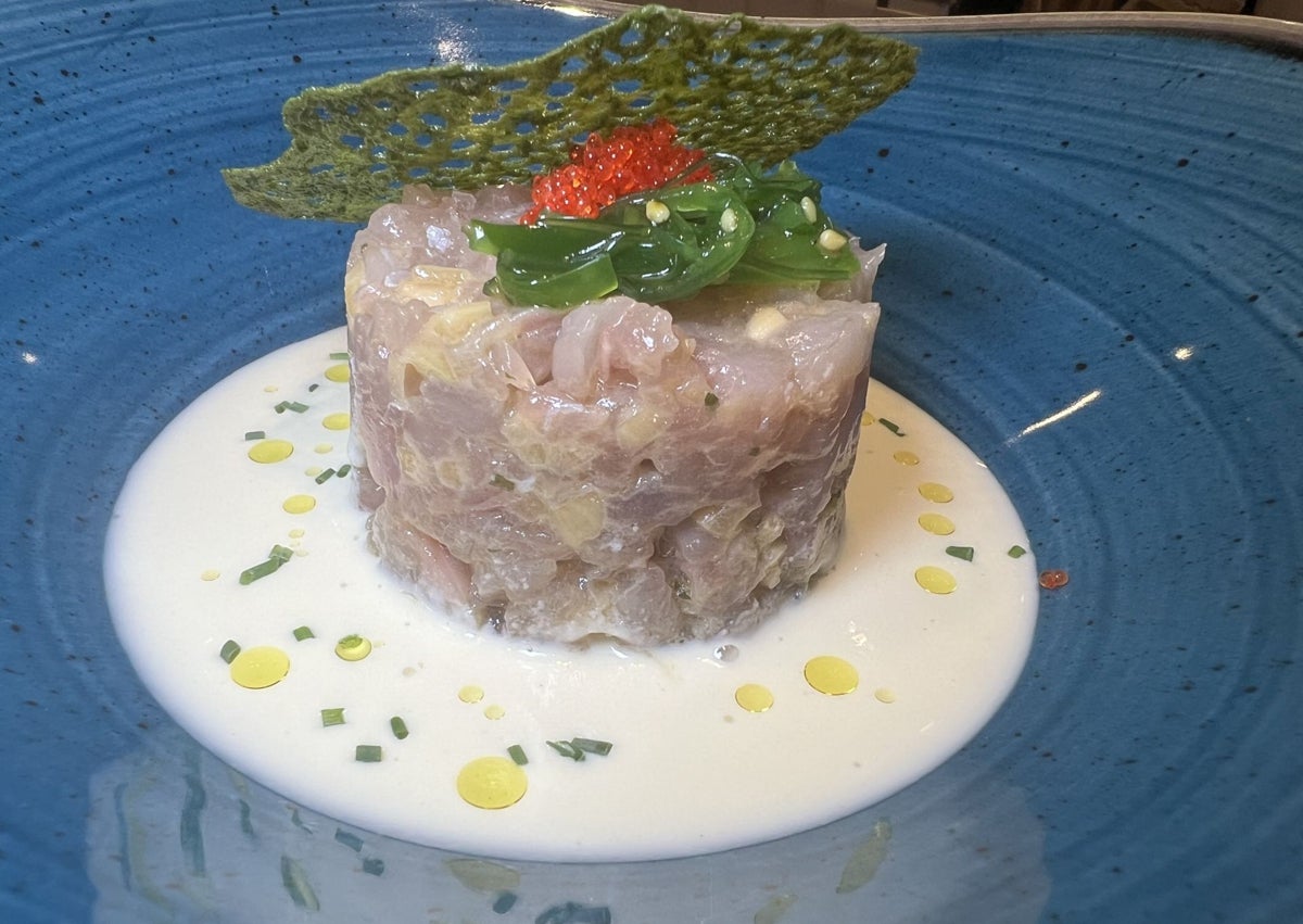Imagen secundaria 1 - Ostra de San Vicente en tempura,  tartar de verdel con ajoblanco y callos de bacalao con huevo campero.