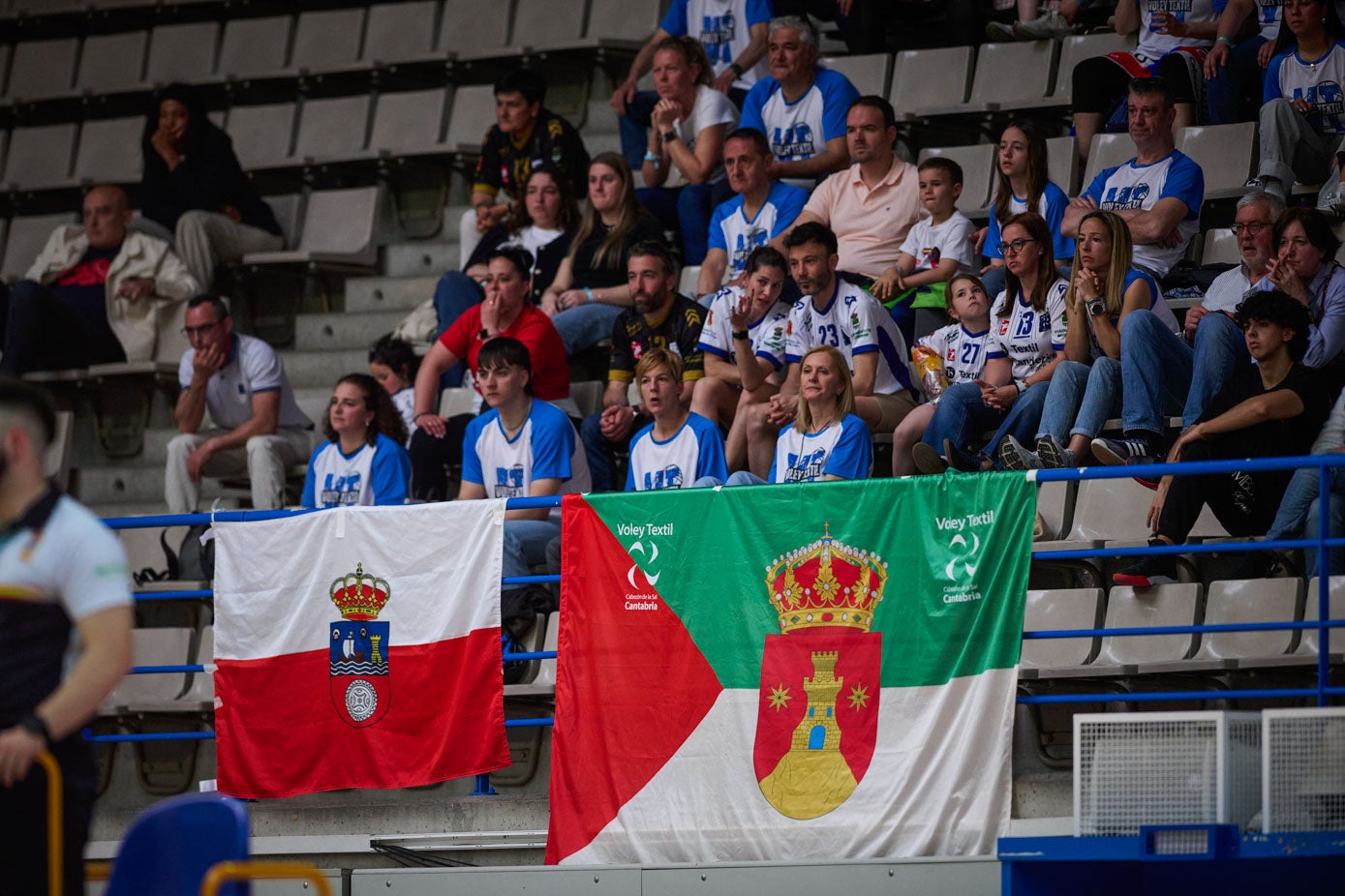 Los aficionados de Cabezón, en la grada del pabellón Europa de Leganés.