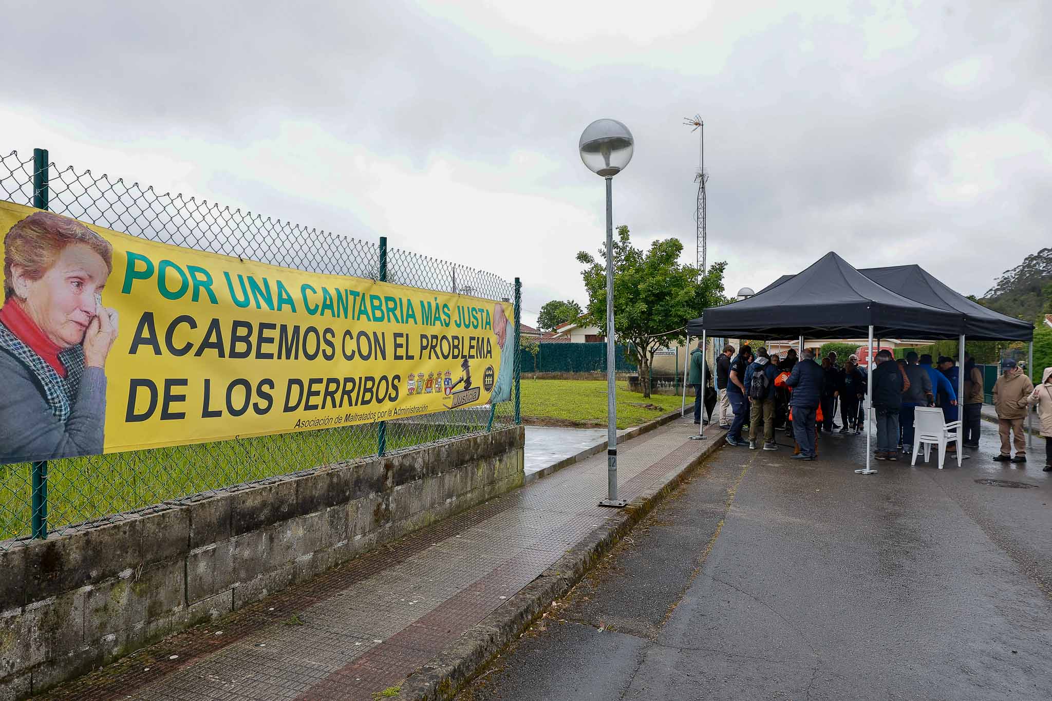 En el lugar del acto se ha colocado una pancarta para reclamar, de una vez por todas, una solución. 