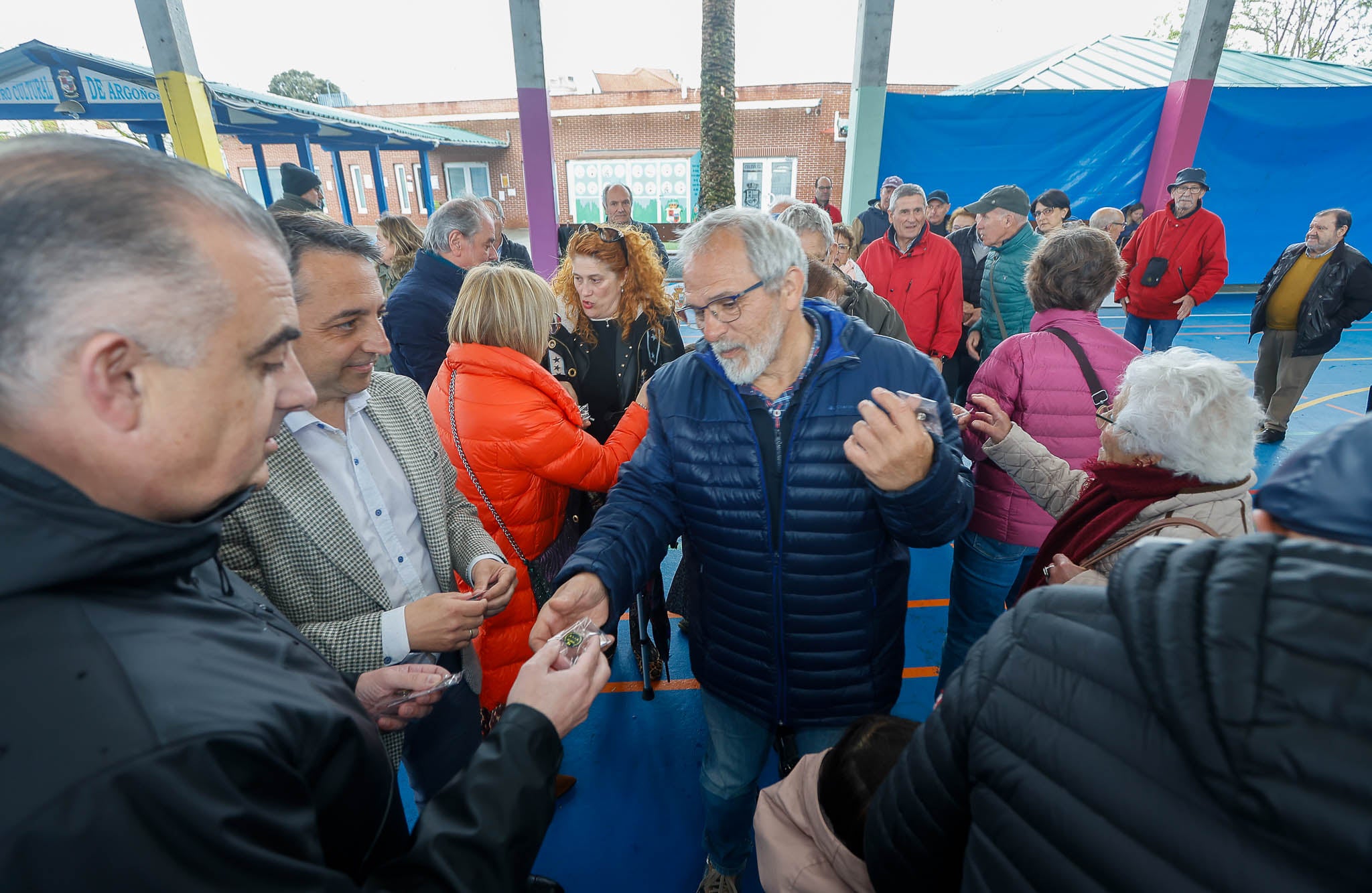 El consejero de Fomento, Roberto Media, y el alcalde de Piélagos, Carlos Caramés, entregando insignias. 