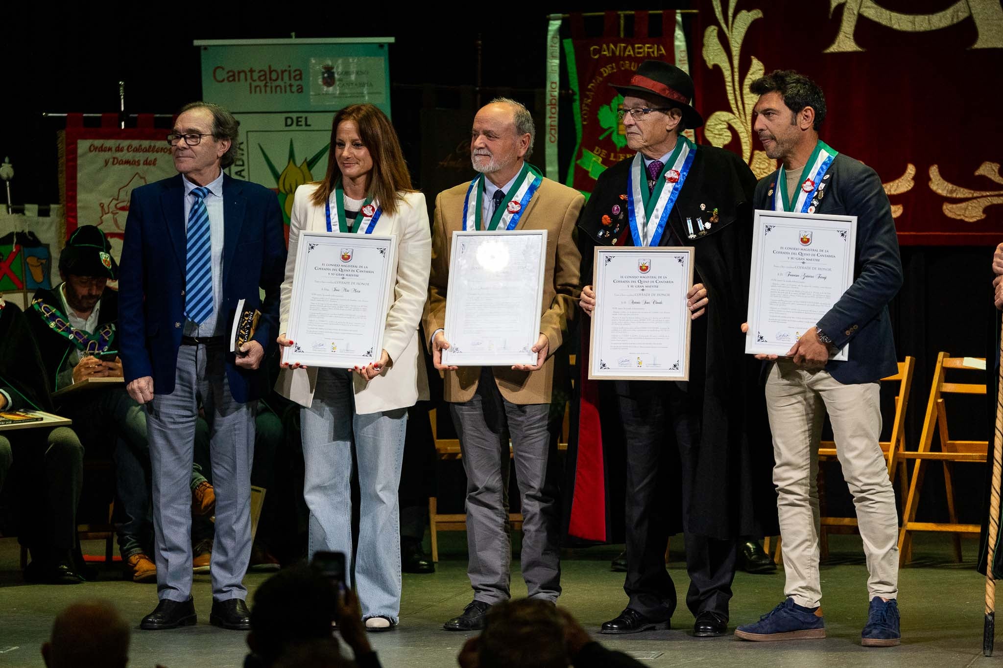 Los nuevos cofrades de honor: Manuel Egusquiza (Sociedad Coral de Torrelavega), Inés Mier Maza (directora general de Cantur), José Nicasio Gutiérrez (Sociedad Coral de Torrelavega), Antonio Sanz Olmedo (Gran Maestre de la Cofradía de Vinos de la Ribera de Duero) y Quico Tranroji (periodista y presentador).