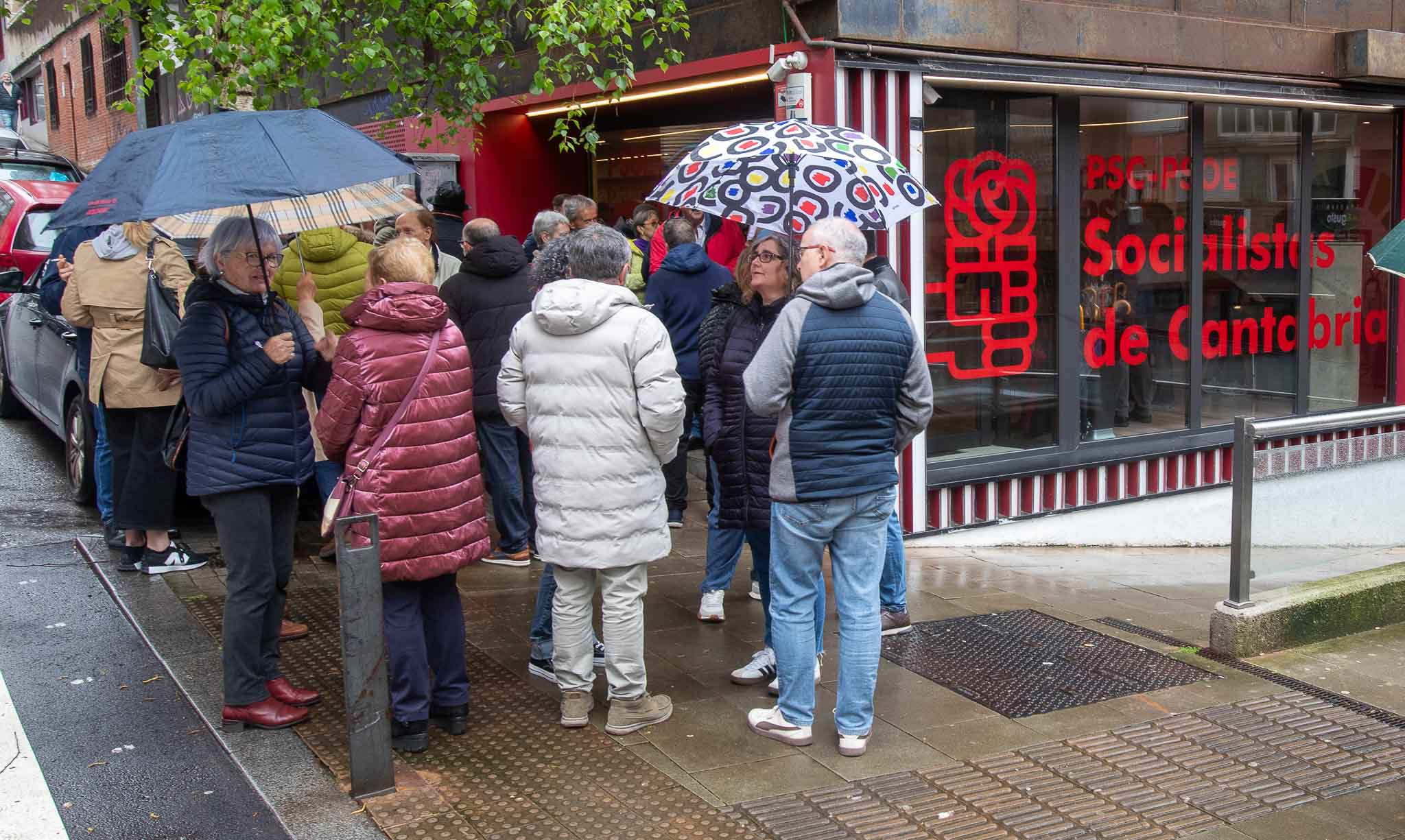 Algunos militantes y simpatizantes del PSOE tuvieron que seguir la comparecencia desde fuera de la sede.