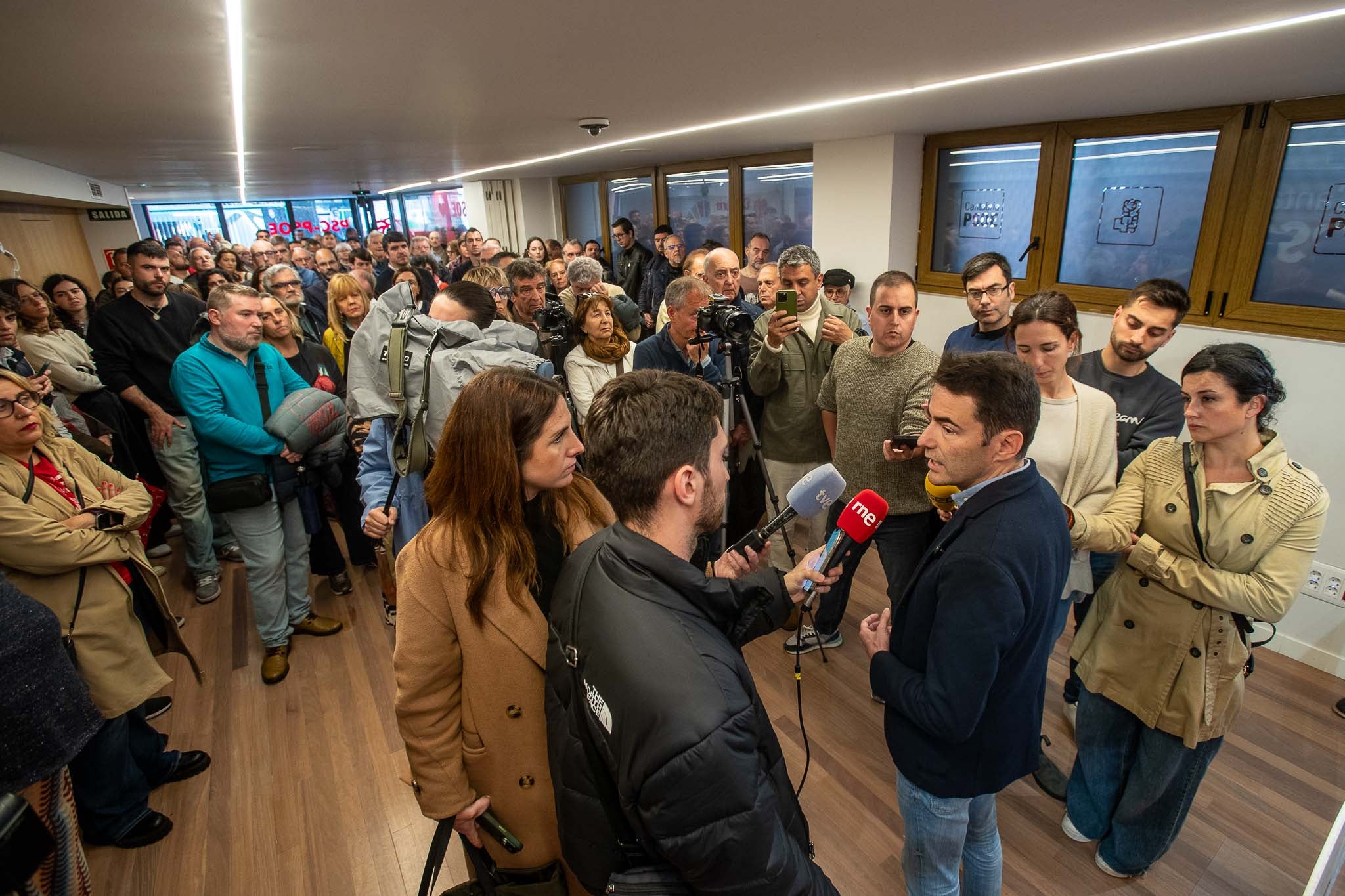 Los medios de comunicación toman declaraciones al líder del PSOE.