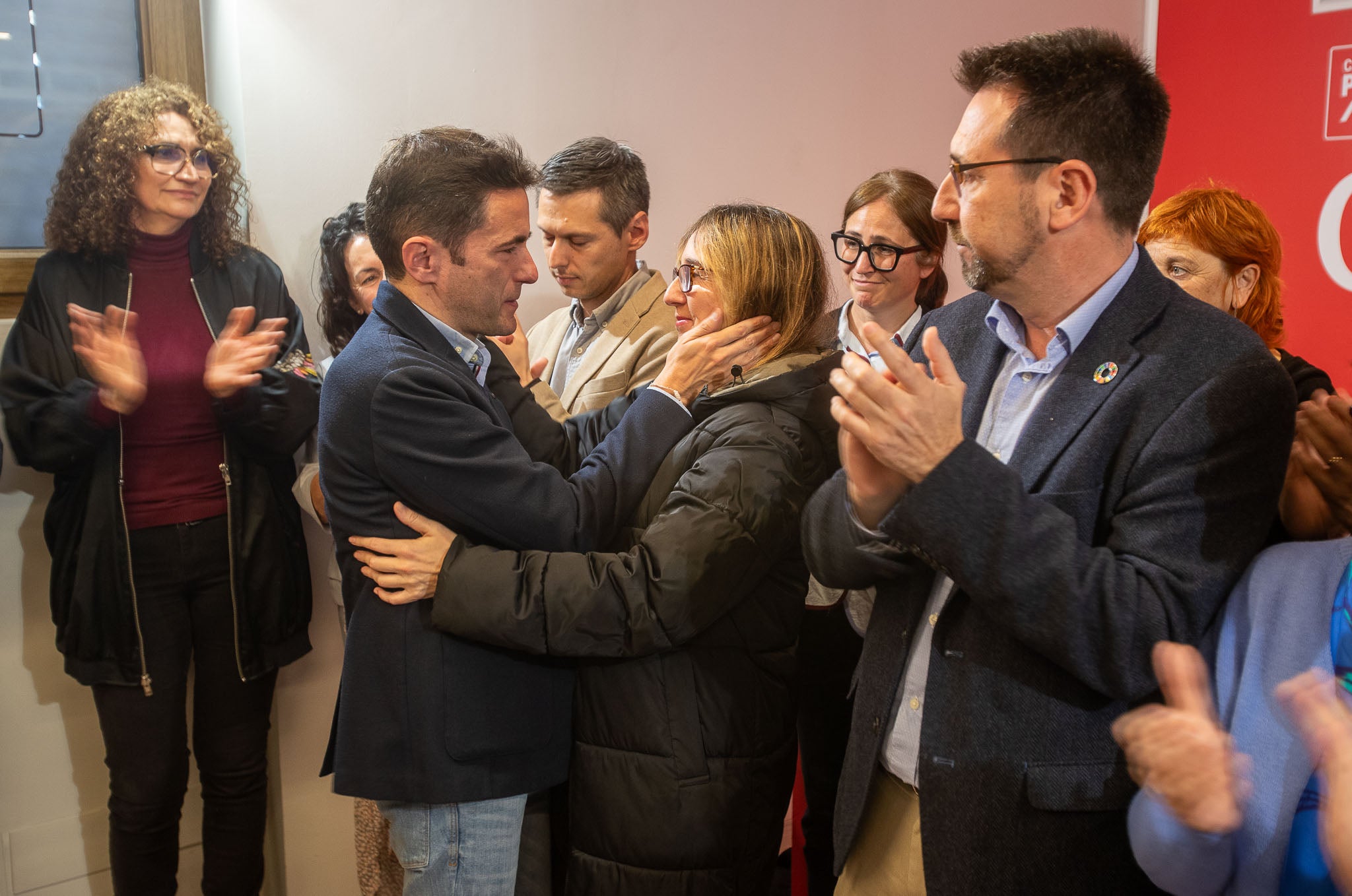 Casares recibiendo muestras de cariño de la delegada del Gobierno en Cantabria.