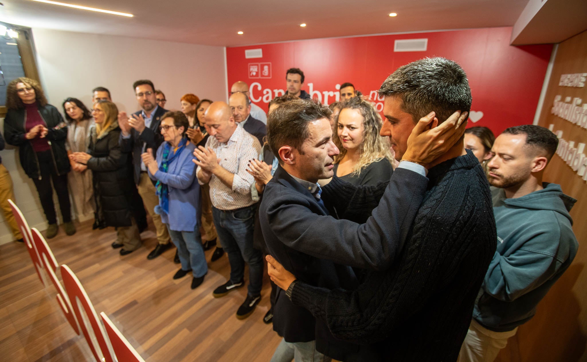 Casares saluda a Daniel Fernández, portavoz del PSOE en el Ayuntamiento de Santander. 