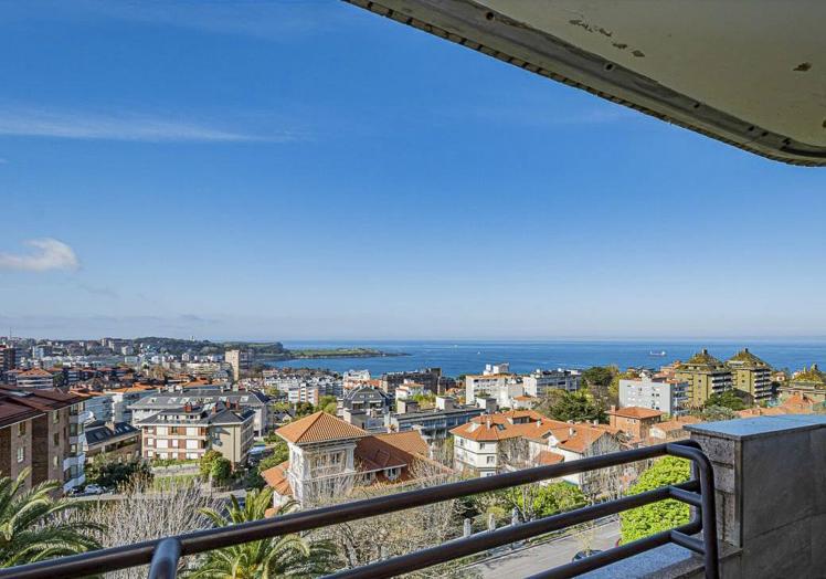 Piso en ElSardinero en una sexta altura con vistas al mar.