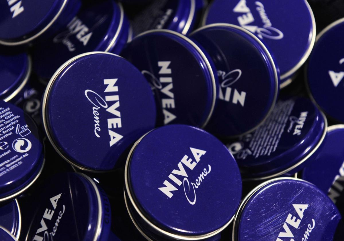 Dermatólogos analizan la calidad de la crema Nivea de lata azul