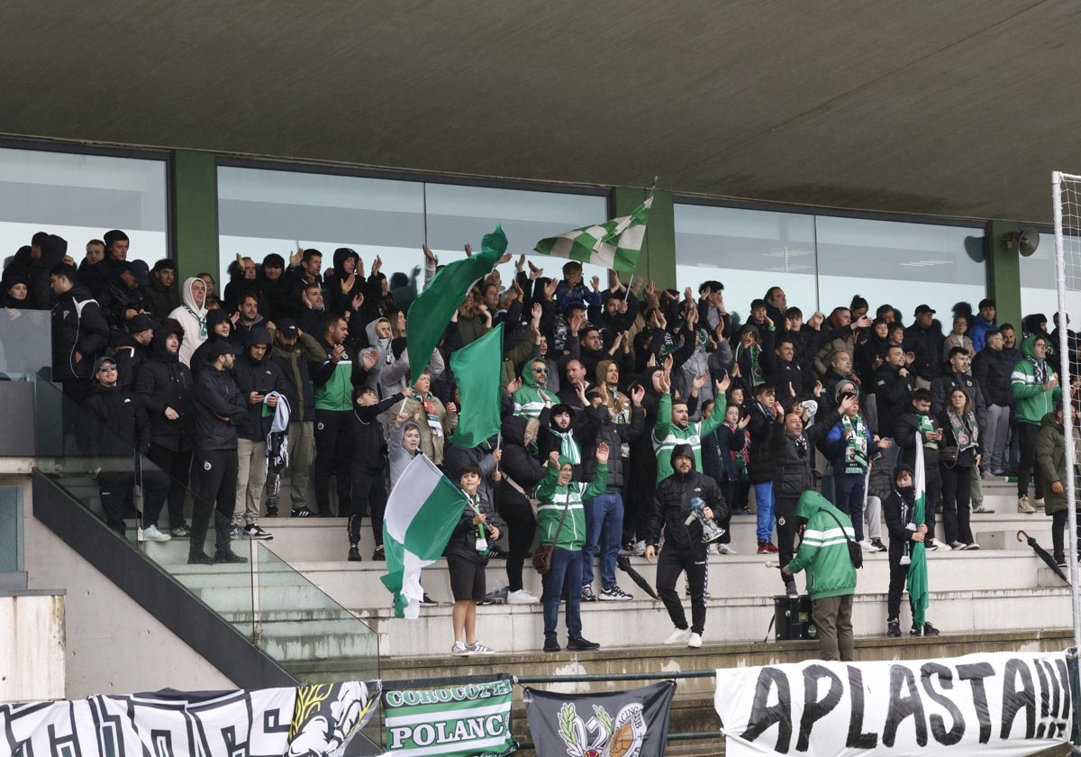 Los aficionados, esta mañana durante el entrenamiento en La Albericia.