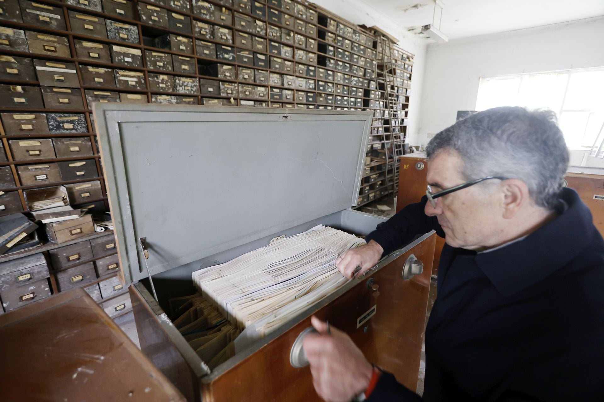 Los archiveros alertan sobre el peligro que corre la documentación de Sniace con los saqueos