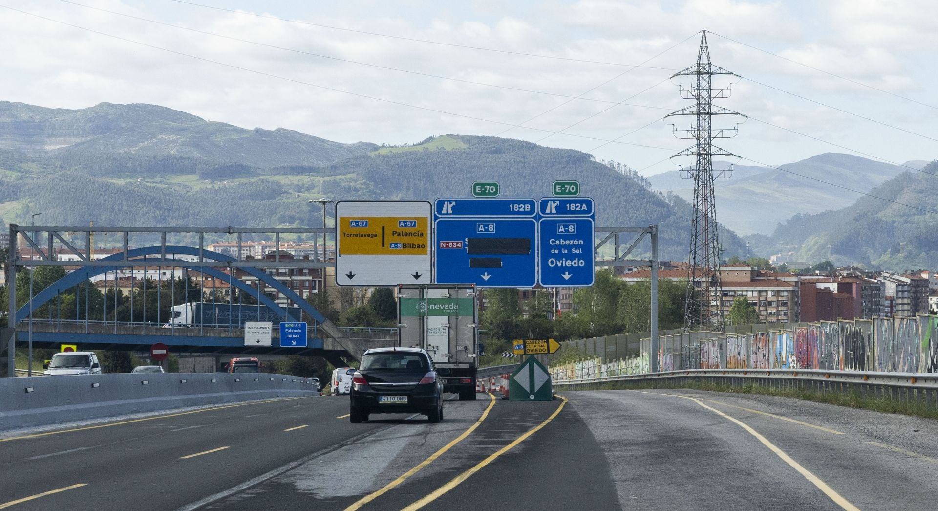 Es uno de los puntos más conflictivos de la conexión en Torrelavega de la A-67 con la A-8. La salida 182A hacia Cabezón de la Sal y Oviedo se hace por el carril derecho, a través de una curva con trazado peligroso (desplaza hacia fuera), con diferentes tipos de asfalto, muy bacheada y en pésimo estado.