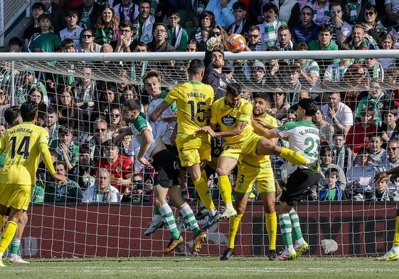 Ezkieta despeja el balón durante el partido de ayer.