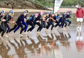 Los participantes en la prueba de nadar-surf de la categoría juvenil toman la salida.