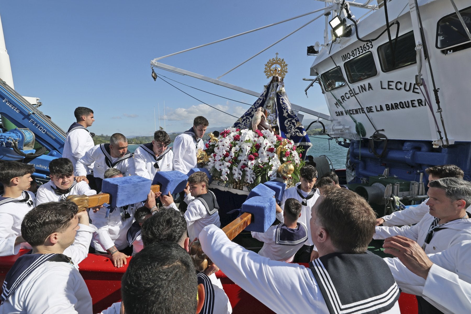 La imagen de la Virgen de La Barquera, en el momento en el que los picayos la embarcan en el Marcelina Lecue para hacerse a la mar.